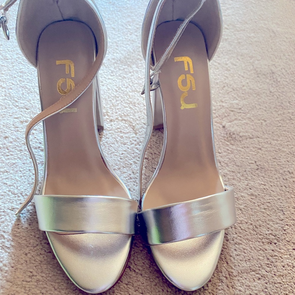 New, FSJ sandals in silver